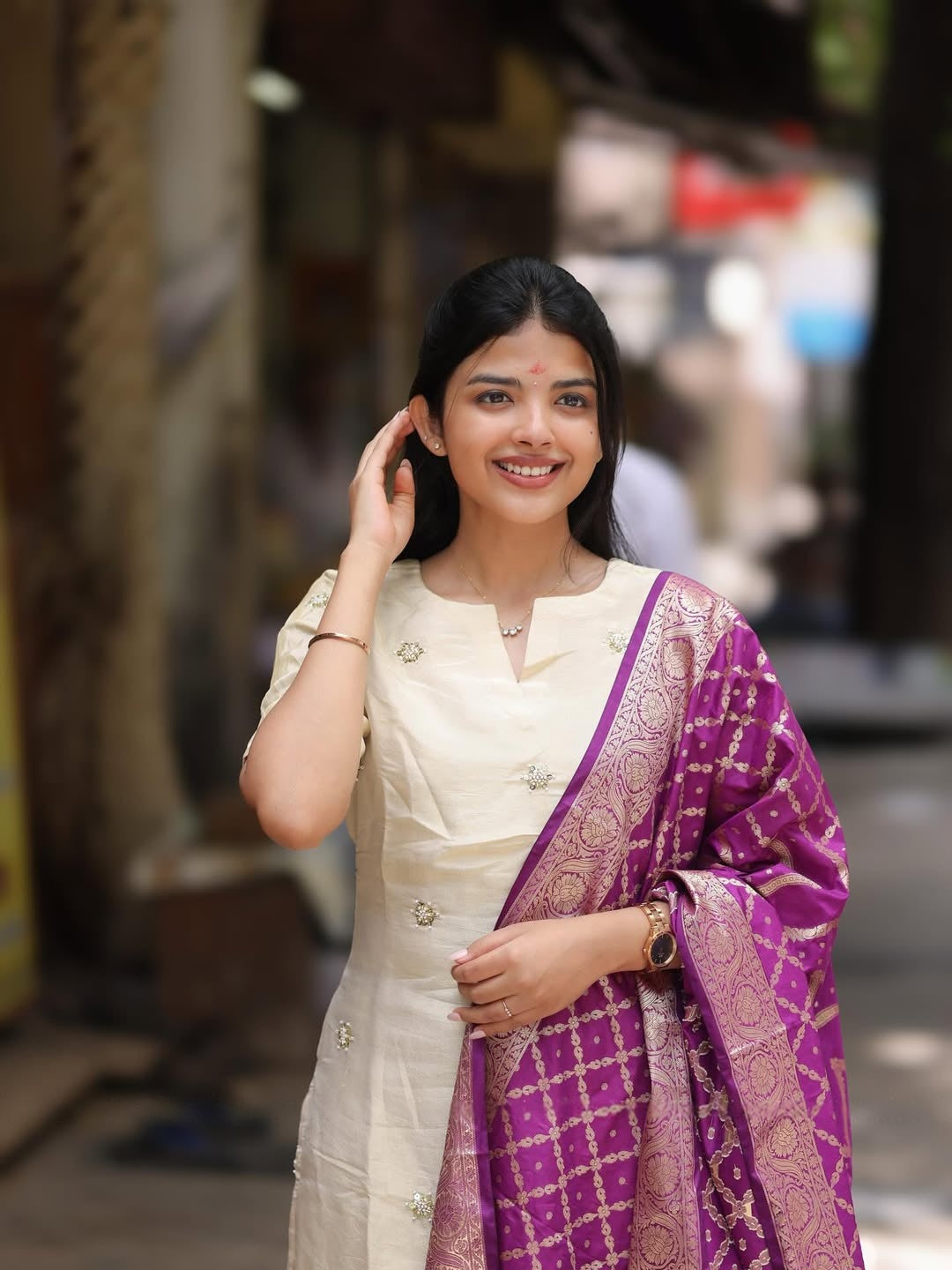 Shrungar Our Tissue Handwork Kurti And Banaras Silk Shawl Set